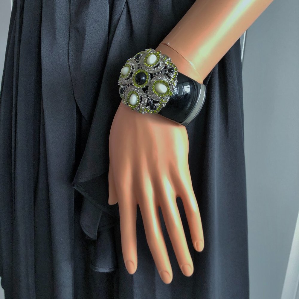 Cuff - Picture 15 of 16